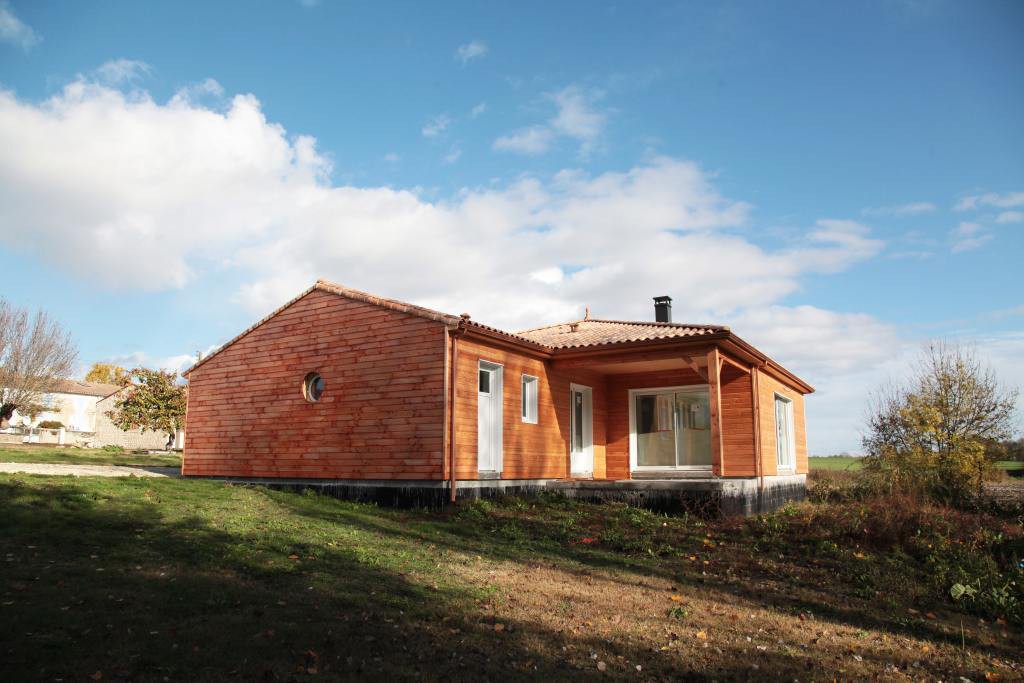 En campagne, Maison en bois de plain pied à Sémussac en Charente Maritime
