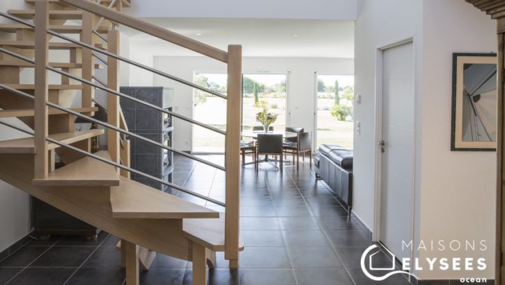 Séjour et escalier maison contemporaine Charente Maritime