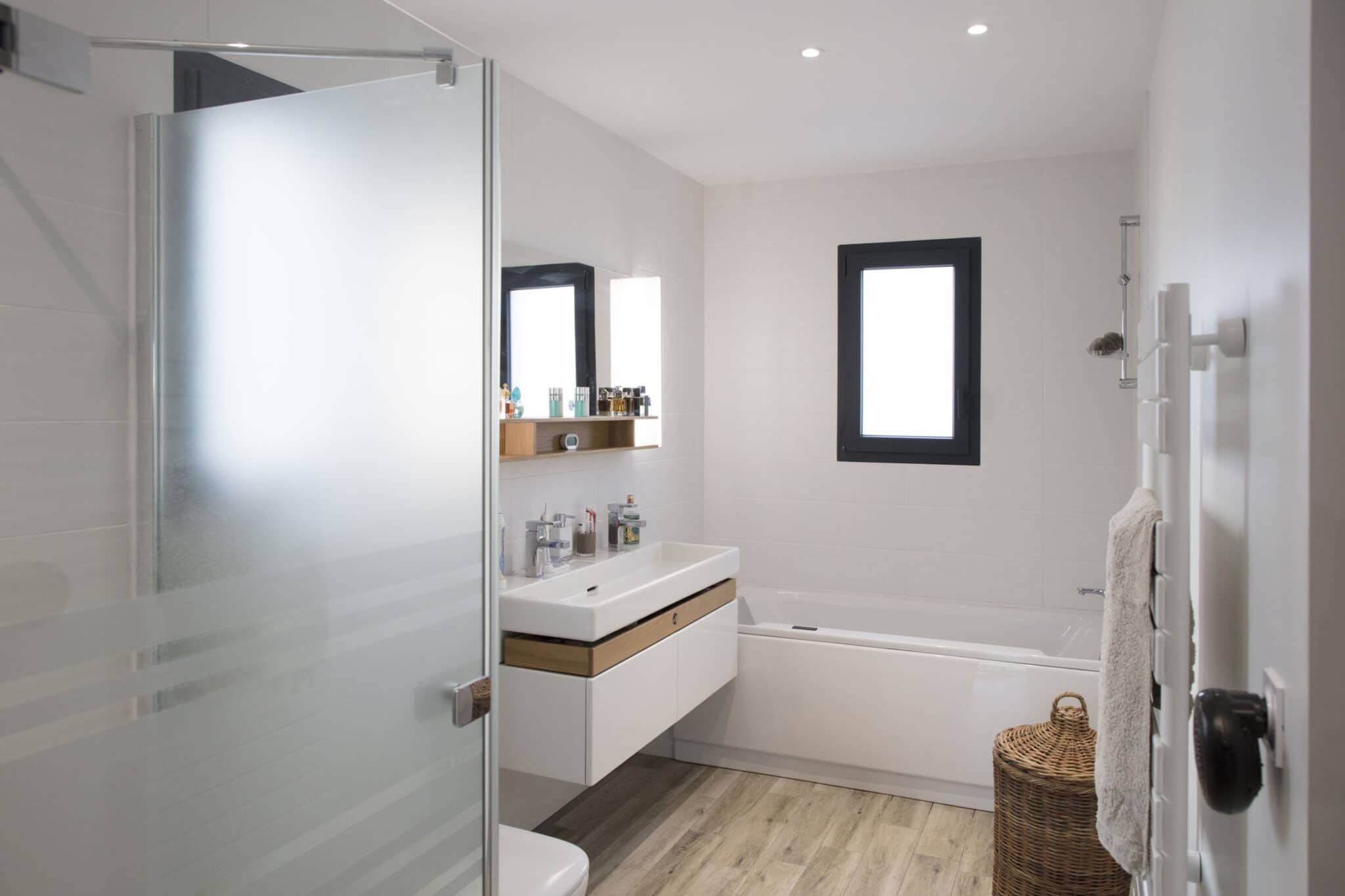 Salle de bain avec douche et baignoire