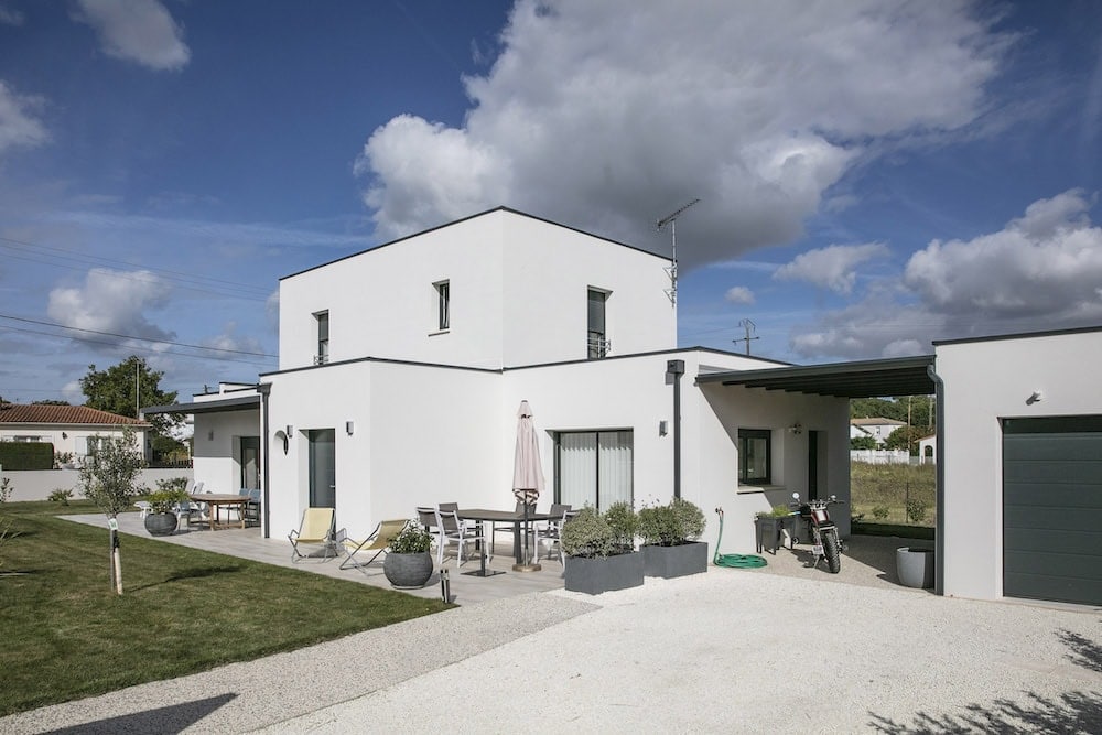 Villa contemporaine cubique à toit plat