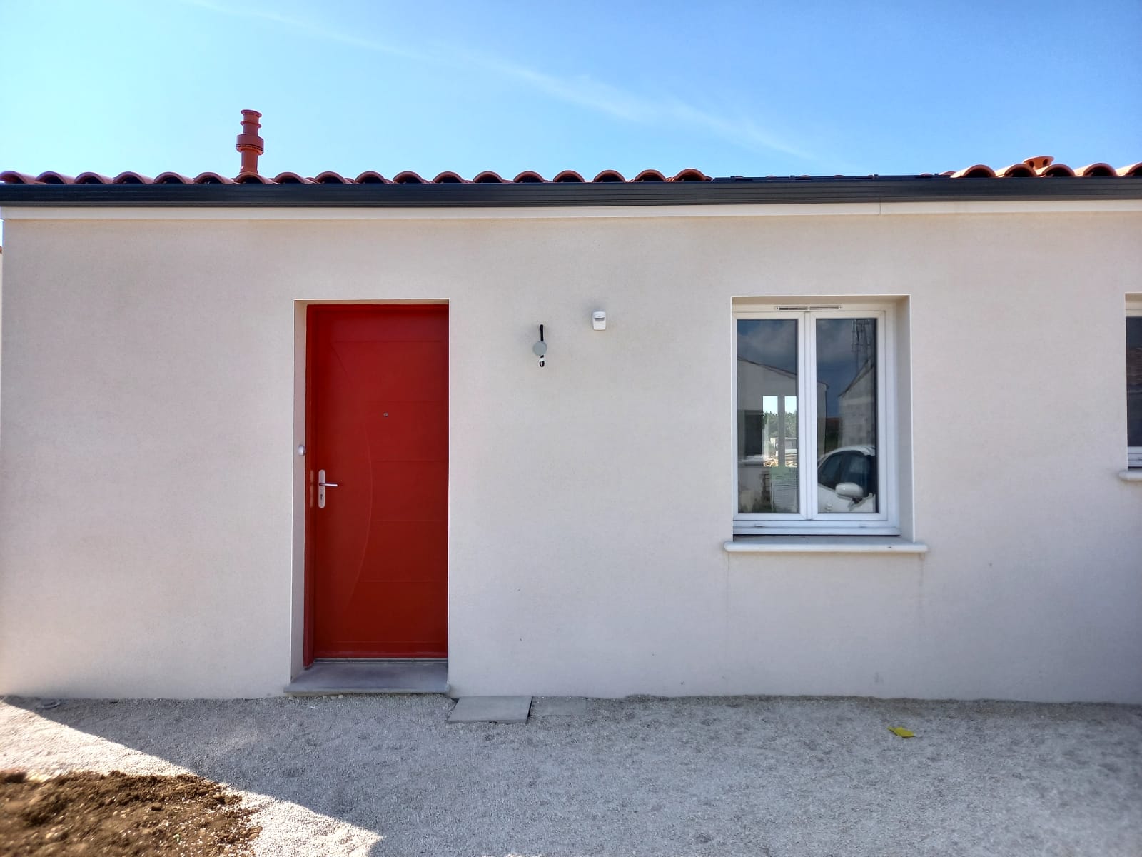 maison neuve avec porte d'entree rouge