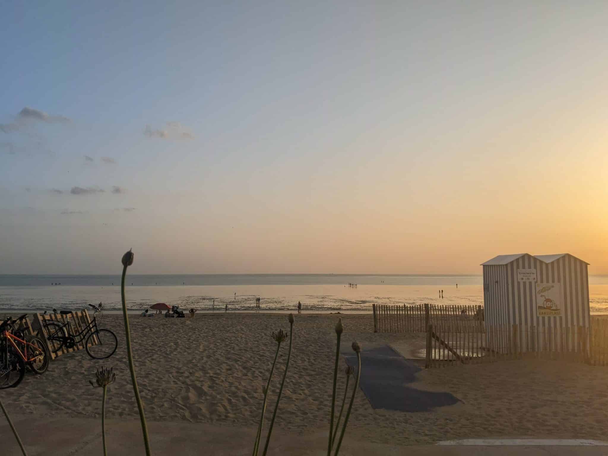 plage de sable a chatelaillon